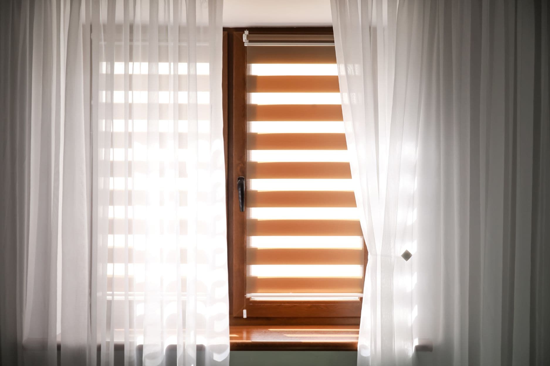 Jak ochłodzić wnętrze bez klimatyzacji i wentylacji mechanicznej?